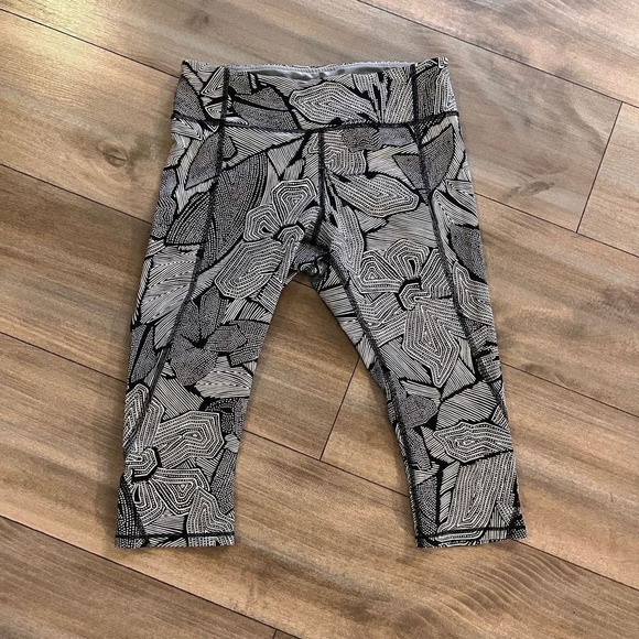 lululemon athletica Pants - Lululemon Black Athletic Pattern Leggings Women 8